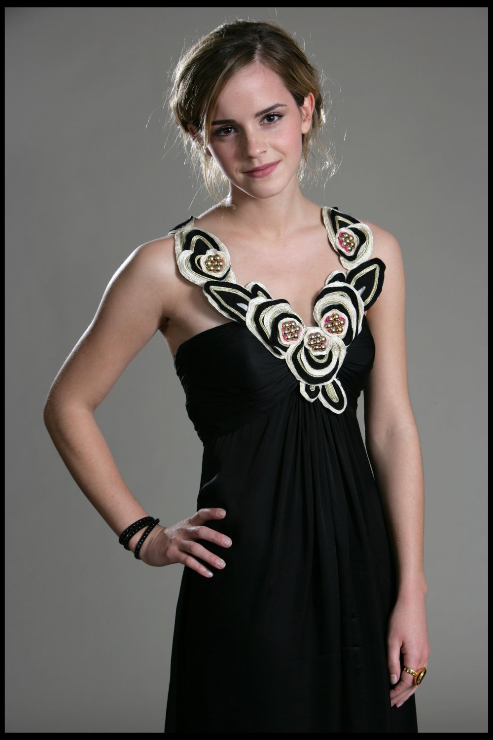 cbveBwny Emma Watson Black Dress 09.jpg